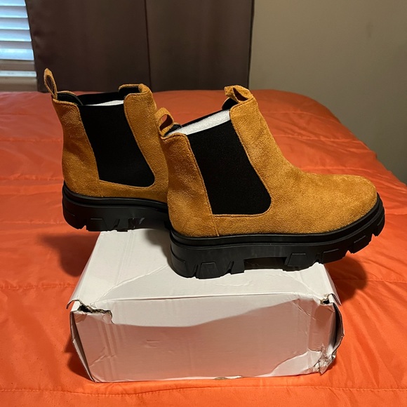 Boots - Picture 4 of 6